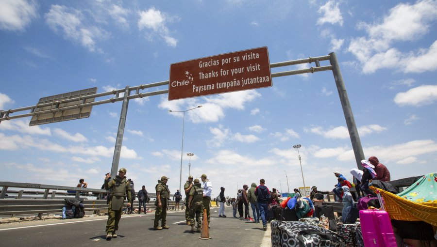 Cordero afirma que se mantiene una "conversación activa" entre cancillerías para "evitar una crisis humanitaria" en la frontera con Perú