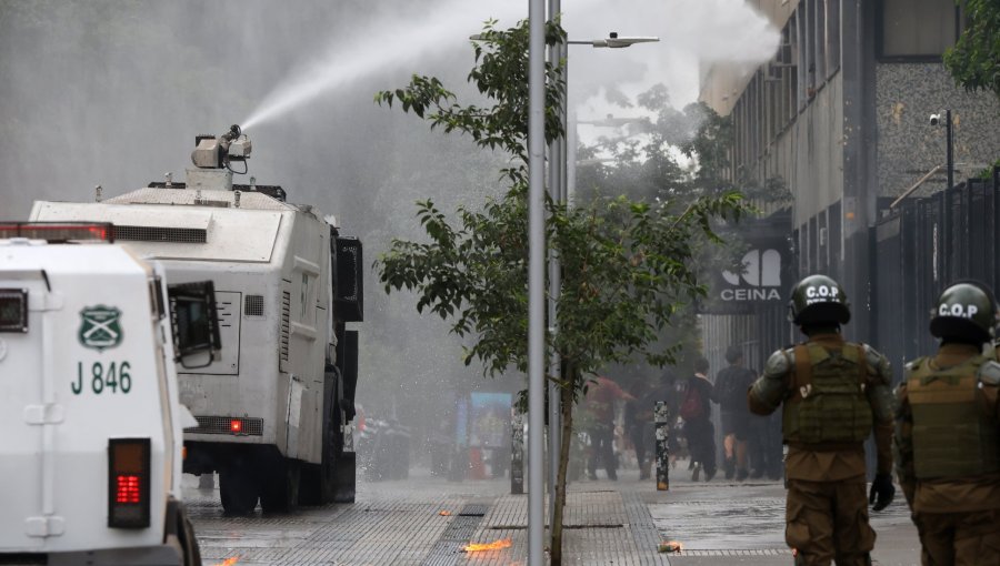 Aguilar condena agresión a docentes del Instituto Nacional y acusa a Desbordes de tener "una obsesión" con el Colegio de Profesores