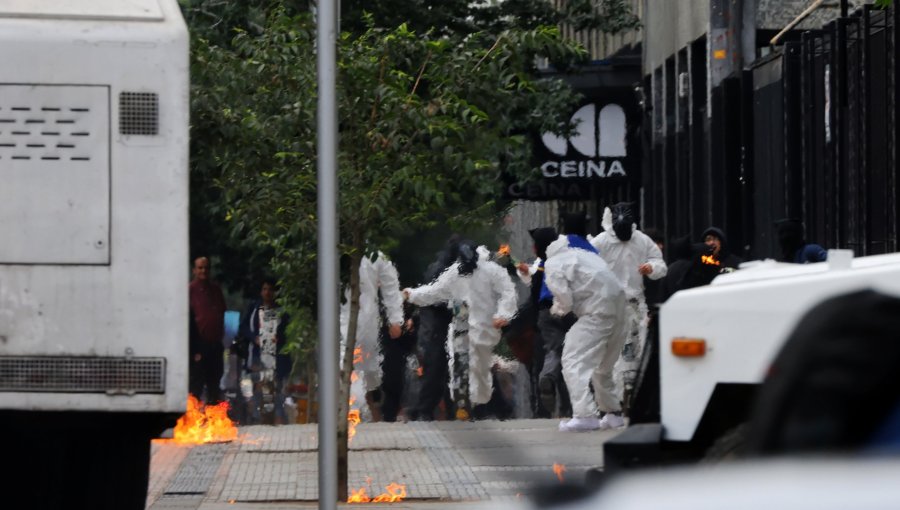 Nuevos incidentes en el Instituto Nacional: Encapuchados agredieron y rociaron con bencina a tres profesoras