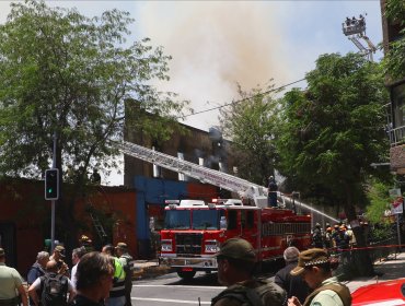 Incendio afectó a cités y locales comerciales en Santiago: 340 personas fueron evacuadas desde un colegio