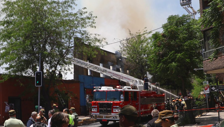 Incendio afectó a cités y locales comerciales en Santiago: 340 personas fueron evacuadas desde un colegio