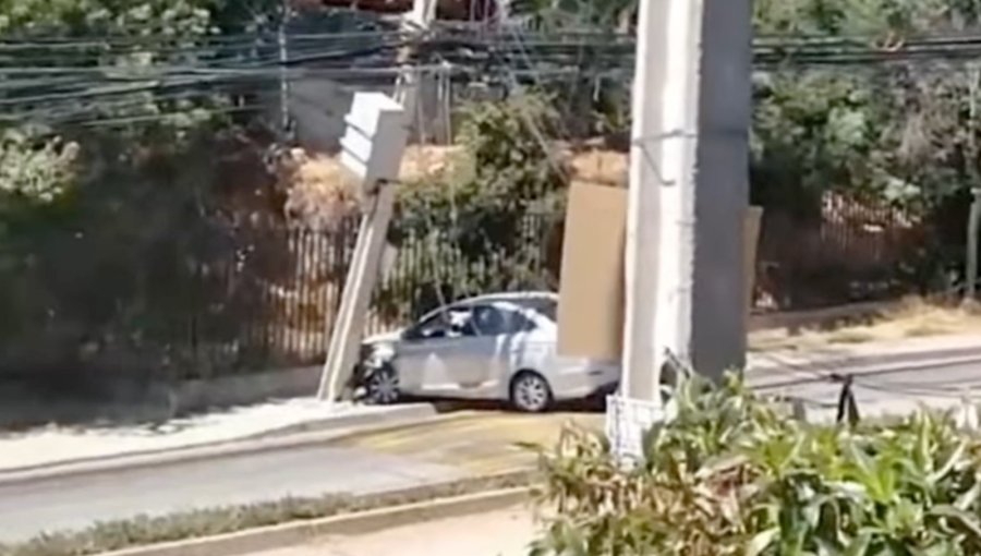 Choque contra poste corta el tránsito en Jardín del Mar: equipos de emergencia trabajan en el lugar