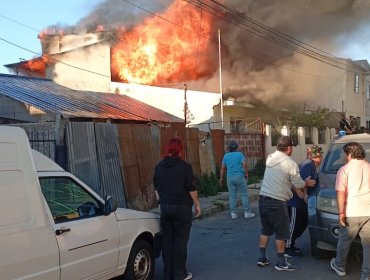 Incendio estructural moviliza a Bomberos en sector Santa Julia