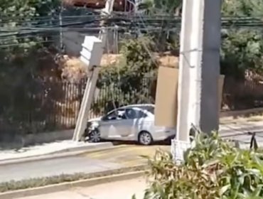 Choque contra poste corta el tránsito en Jardín del Mar: equipos de emergencia trabajan en el lugar