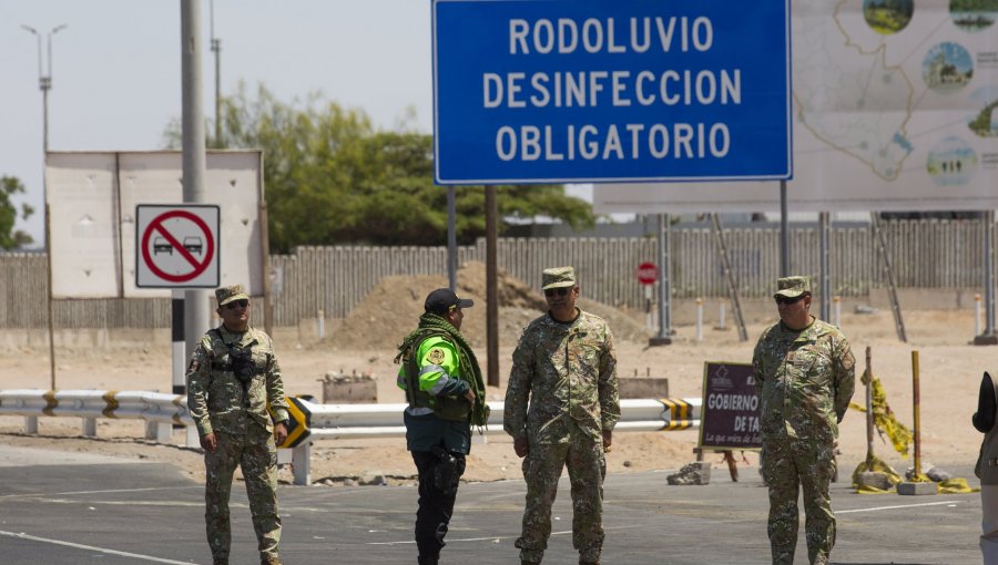 Temor a un eventual gobierno de Kast y trabas en Perú empujan salida de migrantes desde Chile: La Moneda descarta hablar de "crisis"