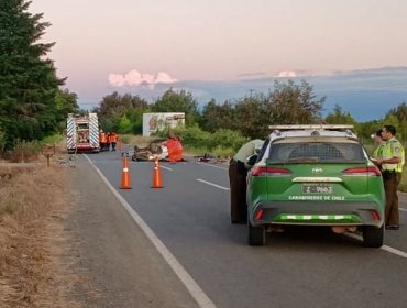 Tragedia familiar en San Carlos: vehículo impacta contra el muro de una parcela y mueren cuatro personas