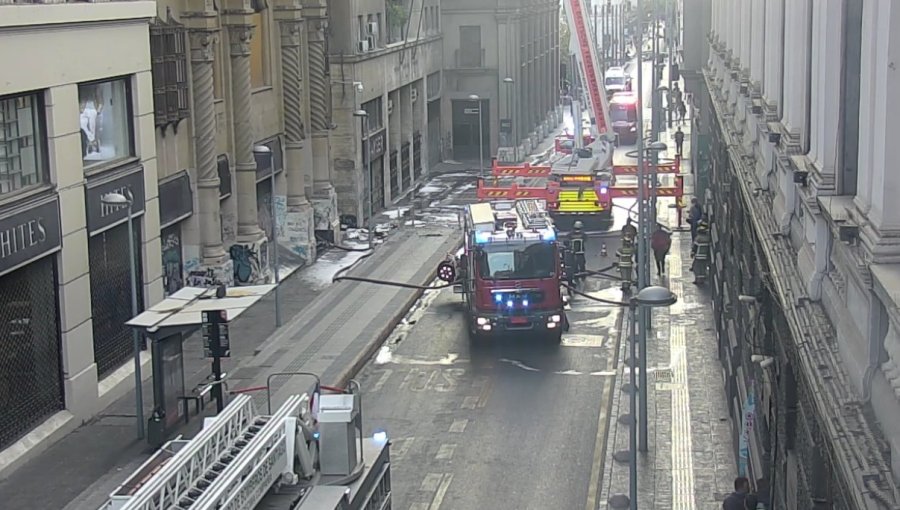 Incendio afectó a oficinas de Gendarmería en noveno piso de edificio en pleno centro de Santiago