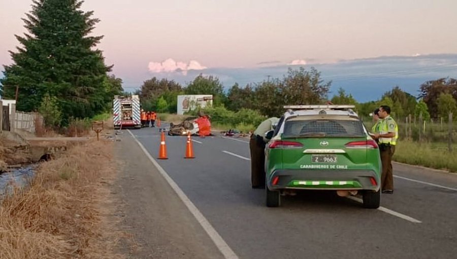 Tragedia familiar en San Carlos: vehículo impacta contra el muro de una parcela y cuatro personas pierden la vida