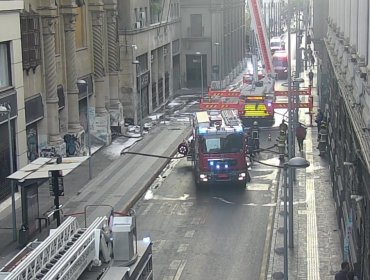 Incendio afectó oficinas de Gendarmería en noveno piso de edificio en pleno centro de Santiago