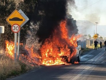Camioneta quedó reducida a chatarra tras incendio en Putaendo: conductor salió ileso