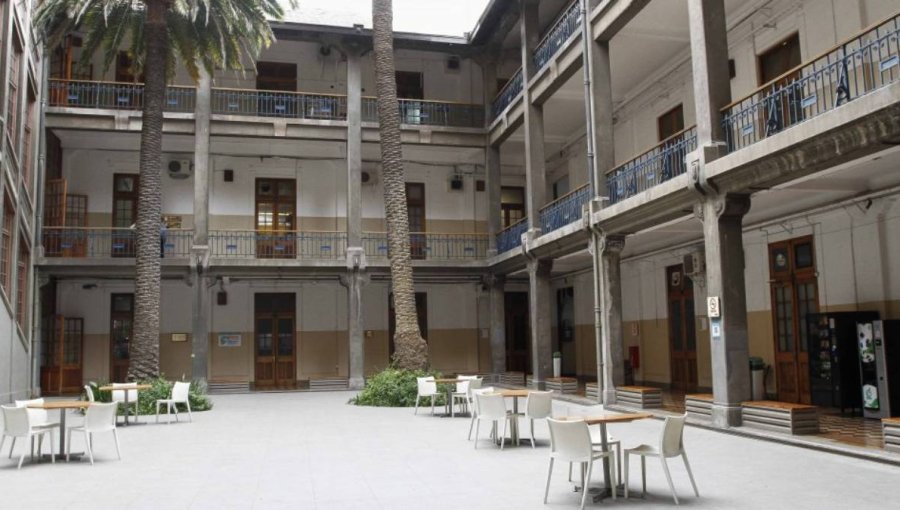 Fiscalía despacha orden de investigar denuncia de "masacre" en la U. Católica de Valparaíso y el Hospital del Salvador