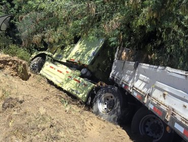 Emergencia en Casablanca: accidente deja cinco lesionados, un camión desbarrancado y otro volcado en la ruta Lo Orozco