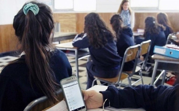 Cámara de Diputados despacha a ley el proyecto que prohíbe uso de celulares en establecimientos educacionales