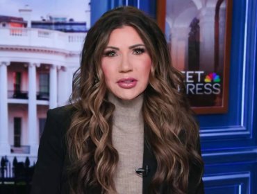 Kristi Noem propone “prohibición total de viaje” a países que “inundan” EE.UU. de criminales