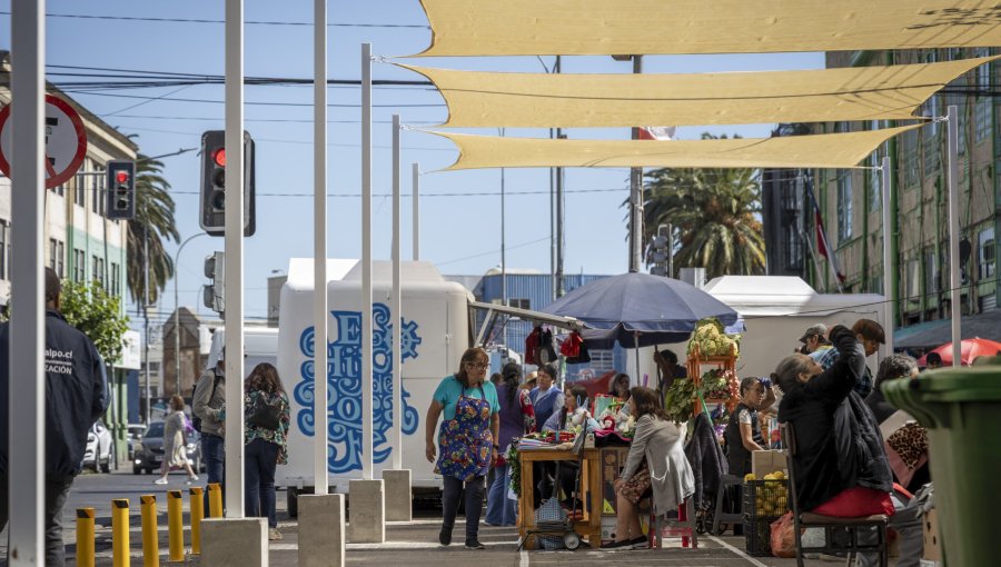 De la informalidad a sus propios puestos: comerciantes de Valparaíso celebran sus nuevos módulos formalizados en calle Uruguay