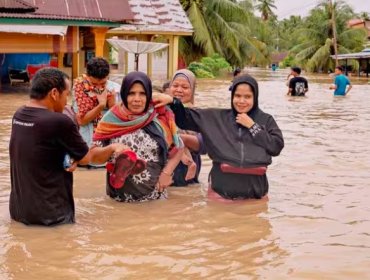 Más de 700 muertos y 500 desaparecidos por catastróficas inundaciones en Indonesia