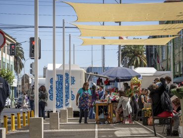 De la informalidad a sus propios puestos: comerciantes de Valparaíso celebran sus nuevos módulos formalizados en calle Uruguay