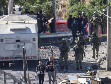 Tres detenidos y un carabinero lesionado tras incidentes en desalojo de toma en el Cerro 18 en Lo Barnechea