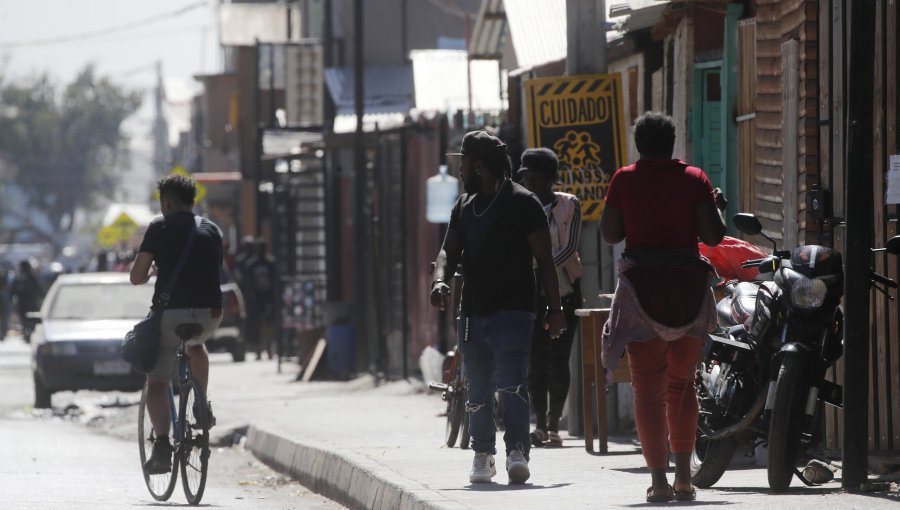 Tasa de desocupación de la población extranjera en Chile subió a 7% en el trimestre agosto - octubre