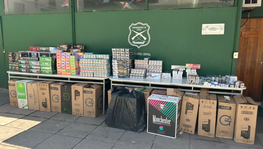 Decomisan fuegos artificiales y 8 mil cajetillas de cigarrillos en el barrio Meiggs en Santiago