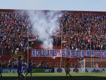 Fuegos artificiales y bengalas: Árbitro consignó incidentes protagonizados por barristas de la U en partido ante Coquimbo
