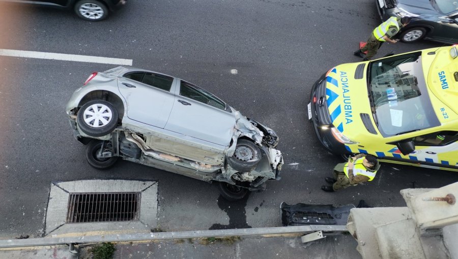 Conductor pierde el control de su vehículo y termina volcando en plena Av. España de Viña