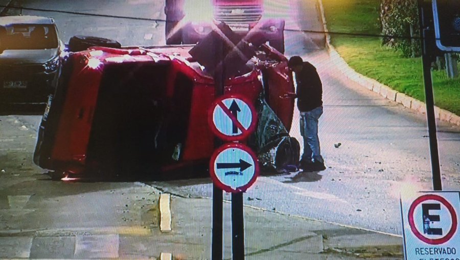 Volcamiento de una camioneta dejó dos lesionados y un semáforo con daños en Quillota