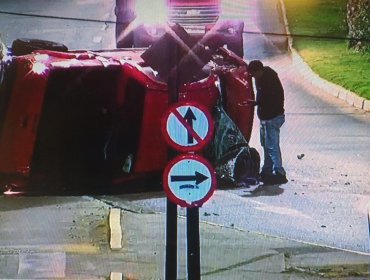 Volcamiento de una camioneta dejó dos lesionados y un semáforo con daños en Quillota