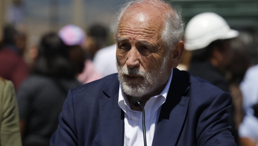 Montes pide "no politizar" crisis de megatoma en San Antonio y admite que "una parte" del problema pasará al próximo Gobierno