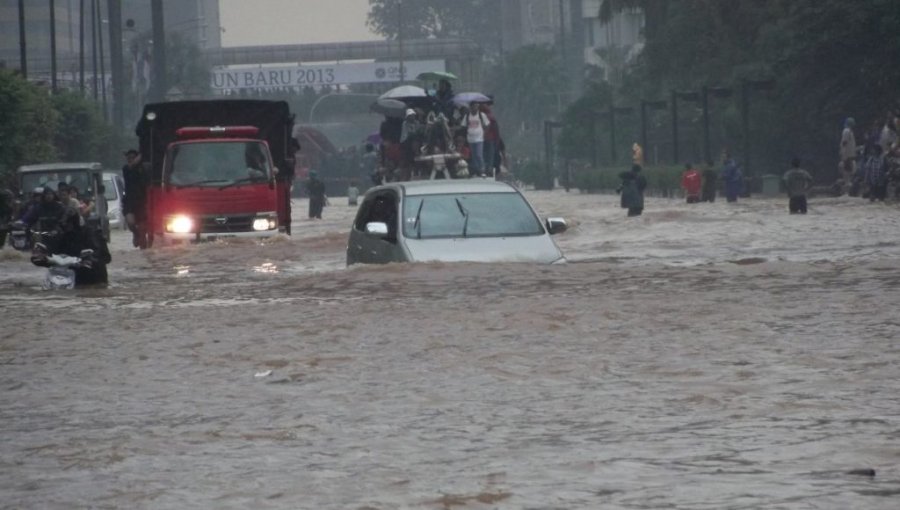 862 muertos, 571 desaparecidos y millones de afectados por inundaciones en Indonesia