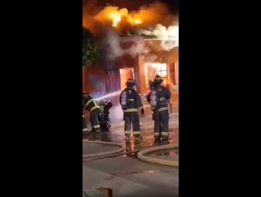 Incendio consume completamente un inmueble en Casablanca: Bomberos trabajan para evitar la propagación del fuego