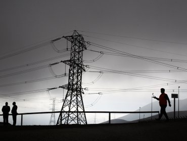 Ministro de Energía informará si existen nuevos errores de cálculo en tarifas eléctricas