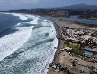 Escuelas de surf de playa La Boca de Concón en alerta por orden de desalojo: administrador apunta a razones de seguridad