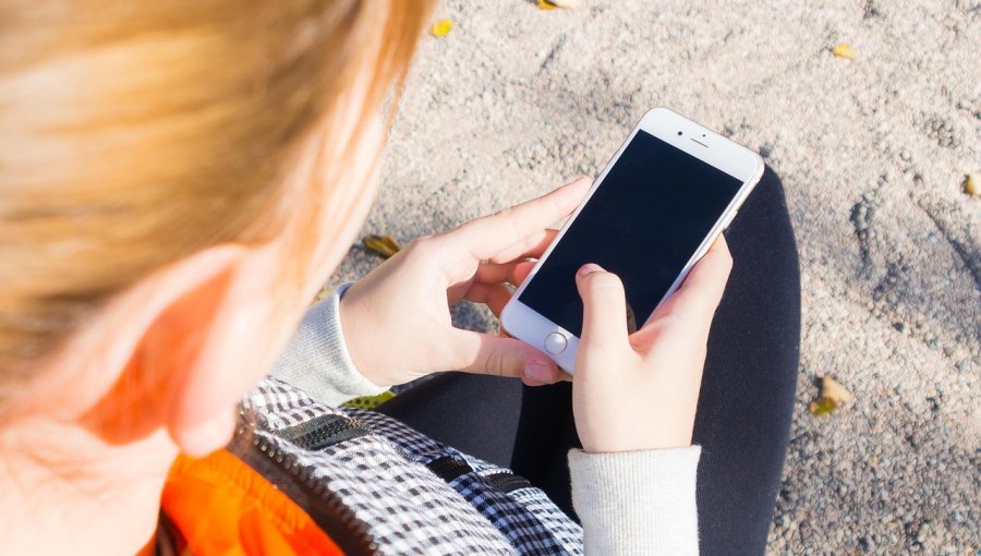 Prohibición de uso de celulares en colegios: académico viñamarino valora la medida y advierte riesgos del exceso digital