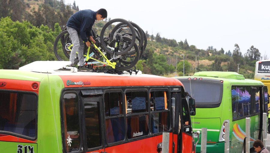 Más de 293 mil vehículos han salido de la Region Metropolitana y feriado deja cinco fallecidos en siniestros viales