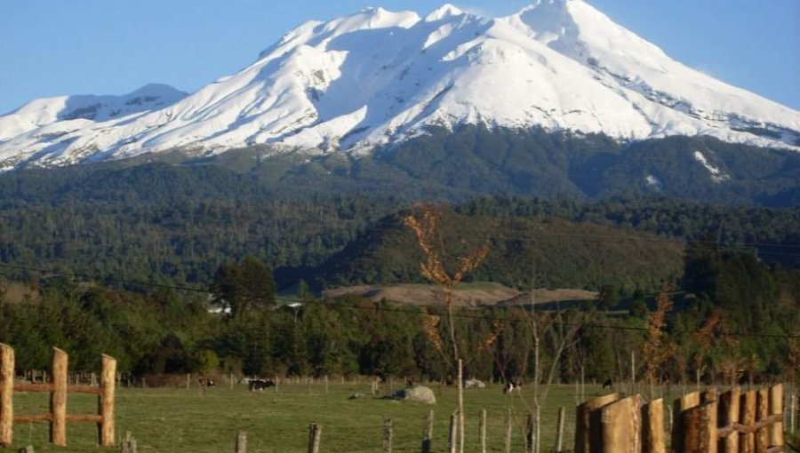 Operativo en el volcán Calbuco: rescatan a mujer con fractura en zona de difícil acceso