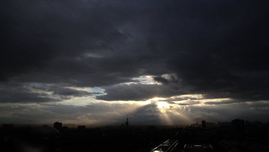 Dirección Metereológica de Chile alerta por tormentas eléctricas en sectores de ocho regiones de Chile