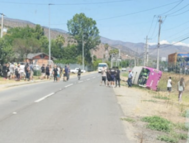 Grave volcamiento de bus particular en la Ruta 68 genera importante congestión