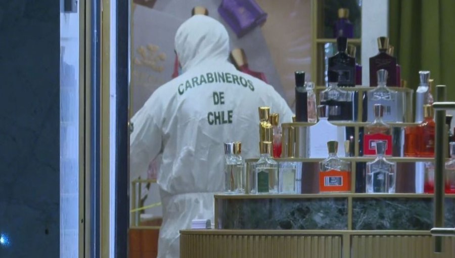 Delincuentes roban cerca de $100 millones en perfumes desde exclusivo local en Vitacura