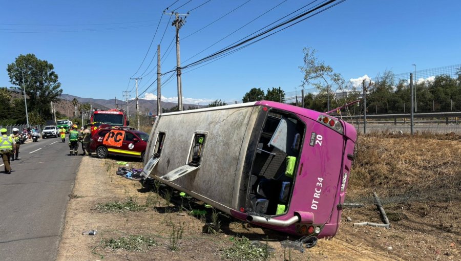 En Quilpué detienen a conductor que volcó bus con peregrinos en Curacaví y huyó dejando 25 heridos: sujeto registra 20 detenciones