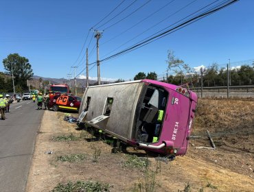 En Quilpué detienen a conductor que volcó bus con peregrinos en Curacaví y huyó dejando 25 heridos: sujeto registra 20 detenciones