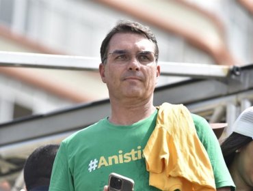 Flávio Bolsonaro moviliza a la derecha en torno a su candidatura presidencial con el indulto a su padre como objetivo