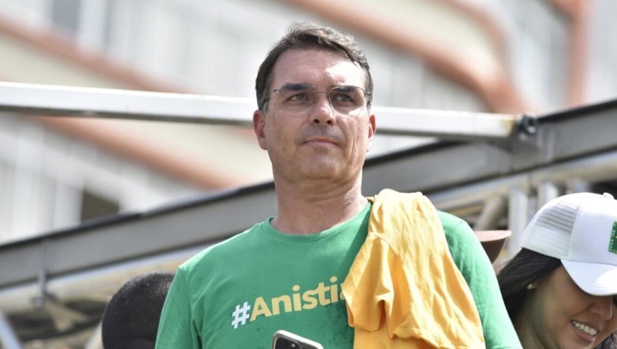 Flávio Bolsonaro moviliza a la derecha en torno a su candidatura presidencial con el indulto a su padre como objetivo