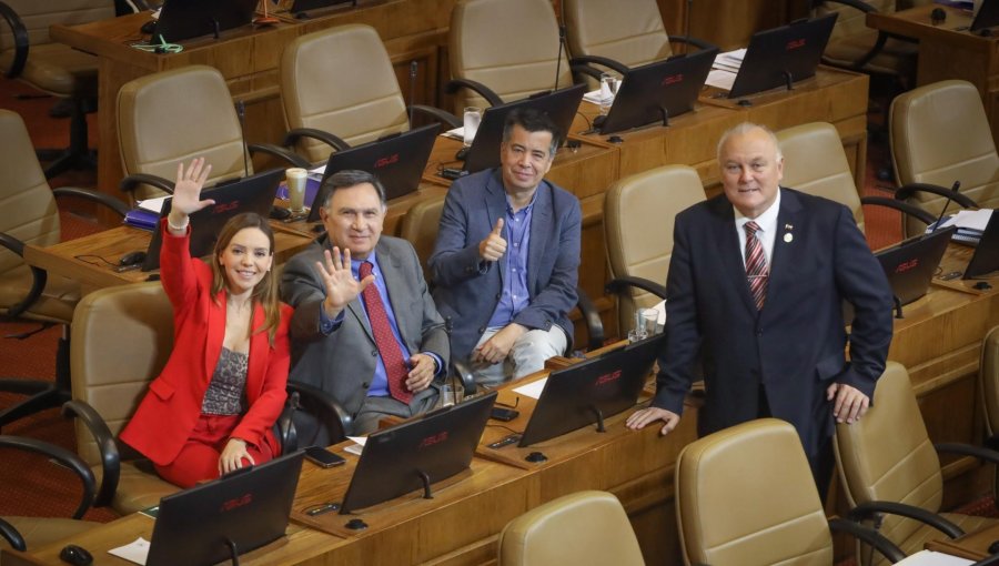 El "acto de magia" de Camila Flores en redes sociales que marcó la sesión fracasada en la Cámara: hizo "desaparecer" a Andrés Celis