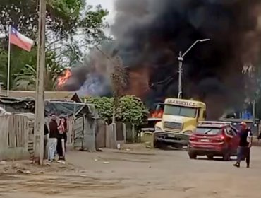 Violento incendio consume al menos una vivienda en población de San Antonio