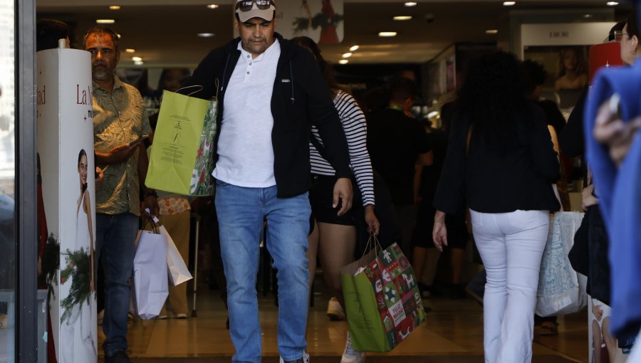 Sernac entrega guía para compras navideñas y advierte sobre riesgos de endeudamiento y fraudes