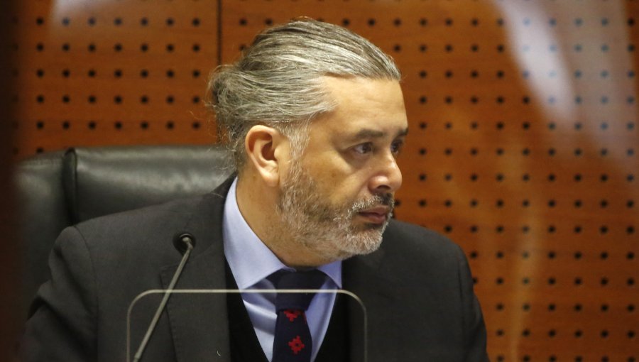 Investigan a juez Daniel Urrutia por dos viajes al extranjero mientras estaba con licencia médica