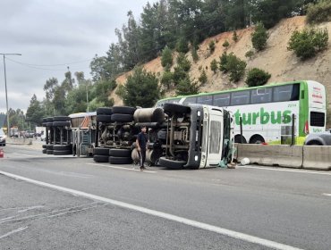 Camión de alto tonelaje volcó tras colisionar con un bus en la ruta 68 de Valparaíso