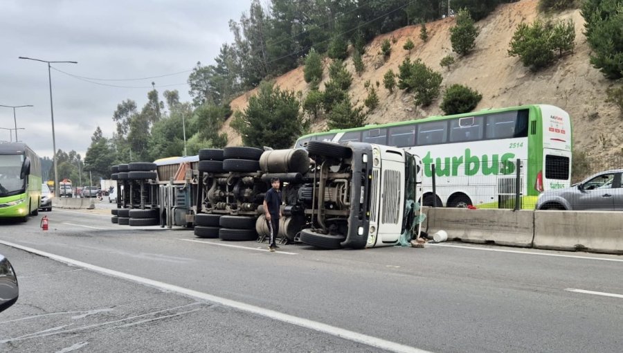 Camión de alto tonelaje volcó tras colisionar con un bus en la ruta 68 de Valparaíso