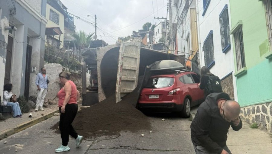 Un lesionado deja volcamiento de camión con tierra sobre auto estacionado en Valparaíso